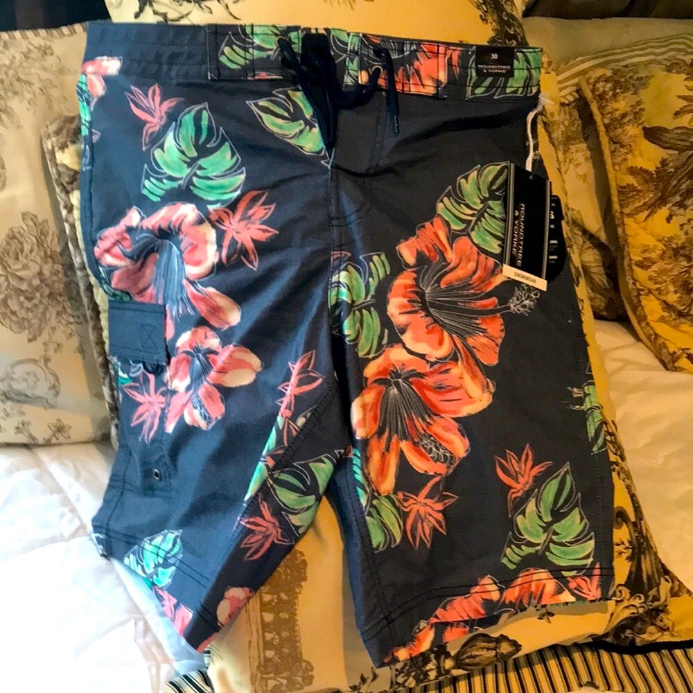 Roundtree and Yorke swim trunks. Size 30